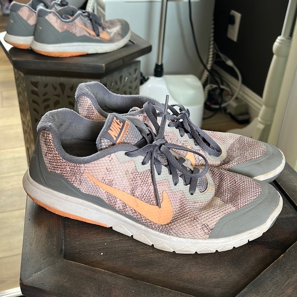 NIKE, sneakers size 9, preloved but lots of life left - Picture 2 of 8